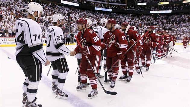 KONEC SRIE. Hokejist Phoenixu gratuluj soupem z Los Angeles k postupu do finle Stanley Cupu. 