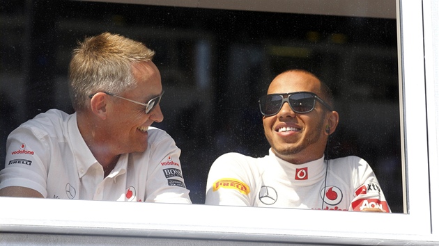 IROKÉ ÚSMVY. Lewis Hamilton (vpravo) a éf týmu Martin Whitmarsh ped