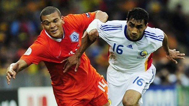 Nizozemsko - Rumunsko: Bouma (vlevo) a Nicoli - Nozozemskému fotbalistovi