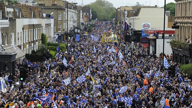 DAVY V ULICÍCH. Na fotbalisty Chelsea ekaly v Londýn davy fanouk.