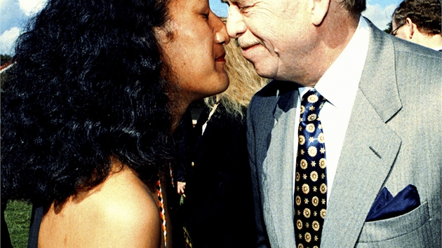 Na snmku Stanislava Peky se Vclav Havel vt maorskm pozdravem s jednou z maorskch dvat bhem nvtvy msta Rotorua na Novm Zlandu. 