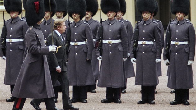Na snmku Michala Krumphanzla z 21. bezna 1990 je prezident Vclav Havel pi pehldce estn jednotky krlovsk gardy bhem uvtacho ceremonilu na prvnm ndvo Buckinghamskho ndvo v Londn. 