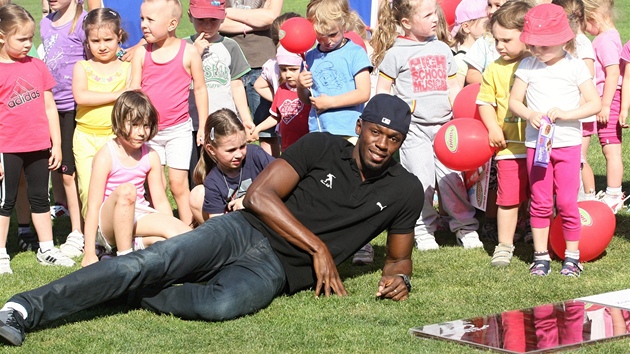 Usain Bolt zavítal mezi dti na mítink okoládová tretra.
