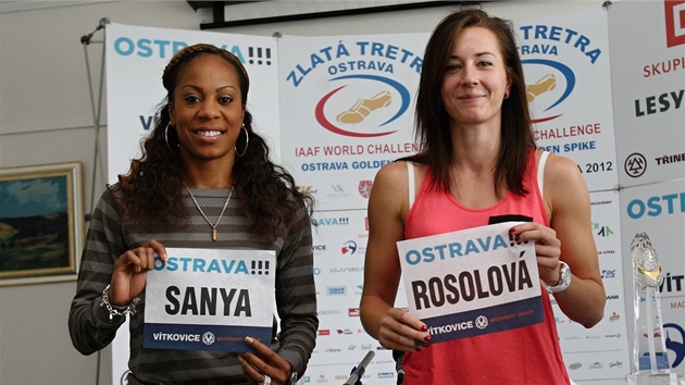 Sanya Richardsová - Rossová (vlevo) a Denisa Rosolová na tiskové konferenci v