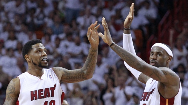 Basketbalisté Miami Udonis Haslem (vlevo a  LeBron James se radují z výhry nad