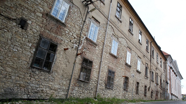 Chátrající zámek Buštěhrad na Kladensku