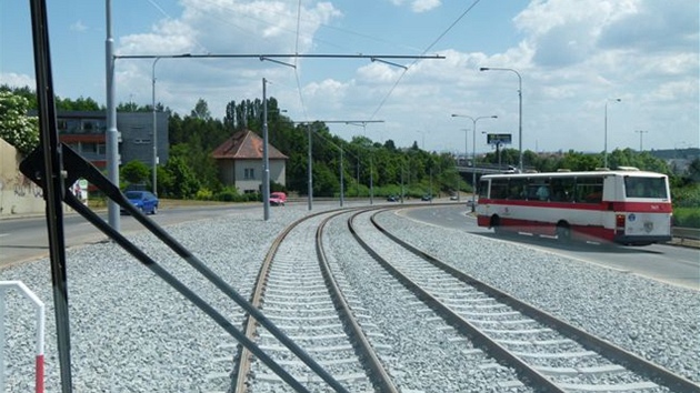 Tramvajov tra v Zenklov ulici v Praze 8 prola kompletn rekonstrukc.