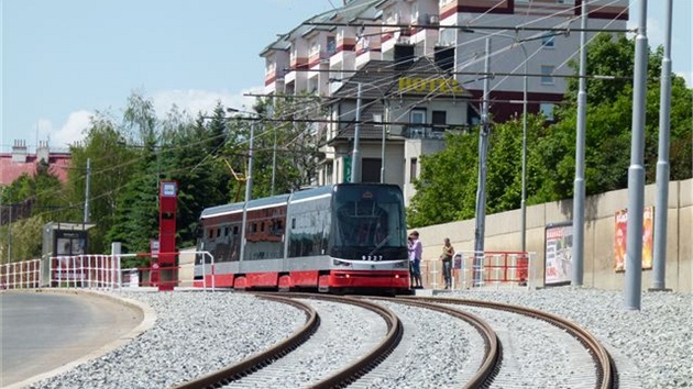 Tramvajov tra v Zenklov ulici v Praze 8 prola kompletn rekonstrukc.