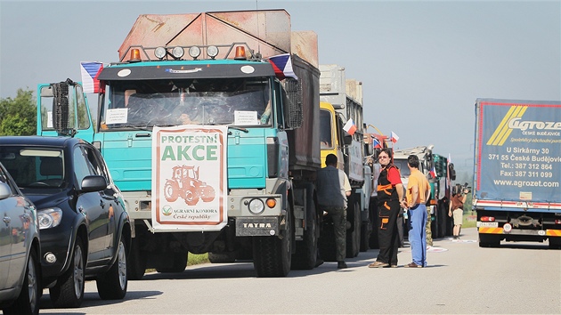 Protestu zemědělců proti zrušení zelené nafty a tichého vína se v Českých Budějovicích účastnilo 12 nákladních automobilů.