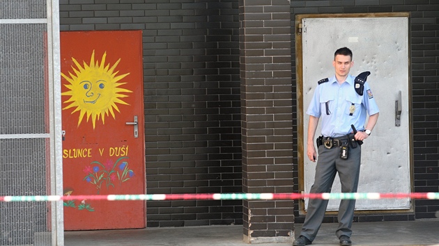 Policista hld u jednoho ze vchod do Zkladn koly Moravsk v Havov-umbarku.