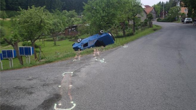 Osmnctilet idi s tden starm idikem nezvldl zen a pevrtil auto pln kamard vedle silnice, kde se vz zastavil o strom.