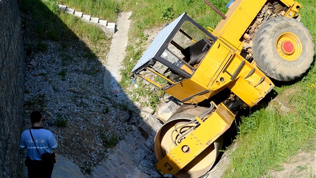 Dvacetitunov silnin vlec sjel z nkolikametrovho srzu u Novho Sedla na Sokolovsku.