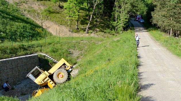 Dvacetitunov silnin vlec sjel z nkolikametrovho srzu u Novho Sedla na Sokolovsku.