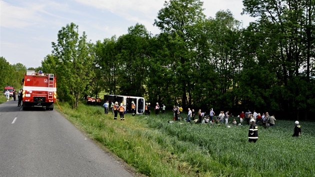 U Rovenska na umpersku sjel ze zatím neznámého dvodu autobus ze silnice a pak