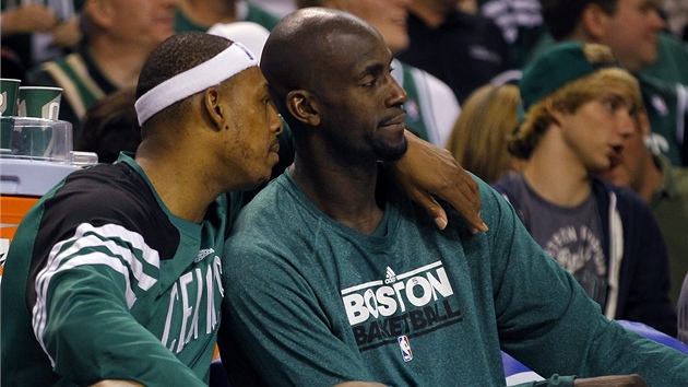 TO TO VEDEME, CO? Paul Pierce (vlevo) a Kevin Garnett z Bostonu Celtics bhem