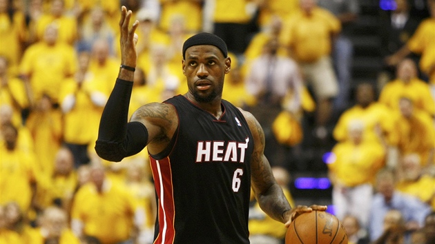 LeBron James z Miami Heat pipravuje akci proti Indian Pacers.