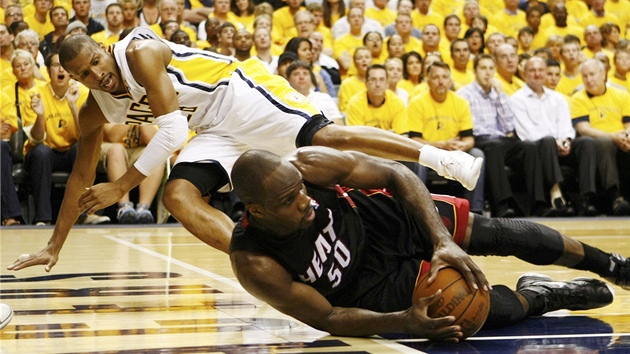 Joel Anthony (v erném) z Miami a Leandro Barbosa z Indiany bojovali o mí, ten