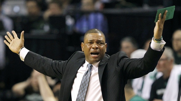 Doc Rivers, trenér Bostonu Celtics, se jenom diví.