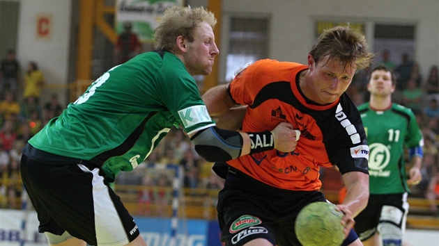 Ond�ej Mika (vlevo) ze Zub�í brzdí Tomá�e Zemana z Ji�ína.