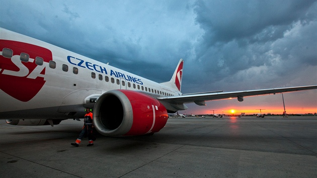 Letadlo SA Boeing 737 - 500 míí z Prahy do Ostravy, kde dostane nový lak.