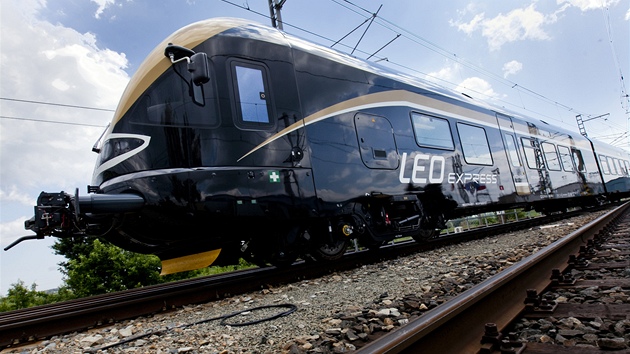 Na zkušebním okruhu ve Velimi se představil nový vlak  Leo Express. (24. května 2012, Velim)