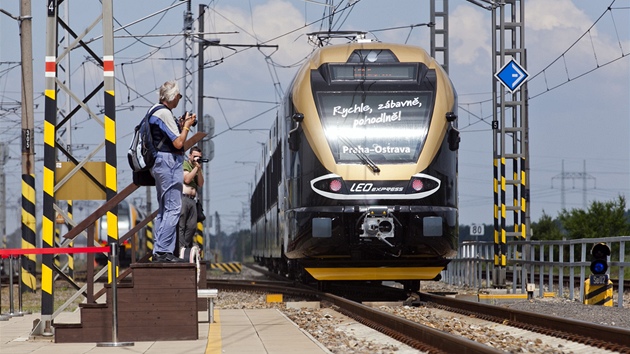 Na zkuebnm okruhu ve Velimi se pedstavil nov vlak  Leo Express. (24. kvtna 2012, Velim)