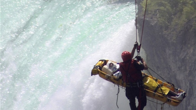 Záchranáři vytahují muže, který přežil skok do Niagarských vodopádů. (22.