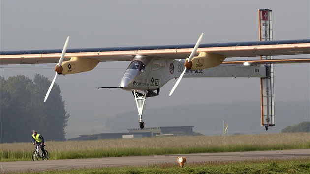Letoun Solar Impulse let na zatm nejdel cestu ze vcarska do Maroka jen na slunen pohon.
 