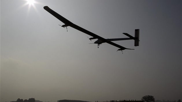 Letoun Solar Impulse krtce po startu ze vcarska do Maroka  