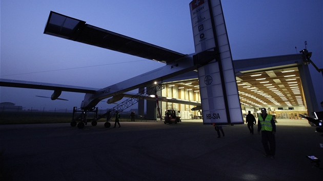 Vytahovn letounu Solar Impulse z hangru na aerodromu ve vcarskm Payenne 