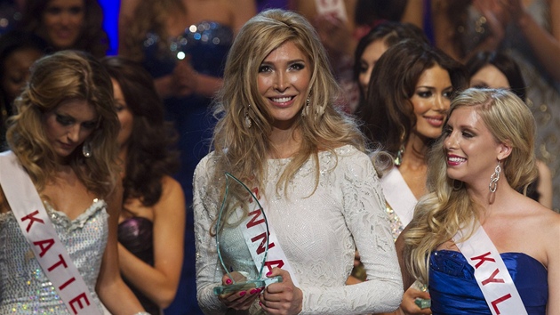 Jenna Talackova na Miss Universe Canada zskala s dalmi temi soutcmi cenu Miss sympatie.