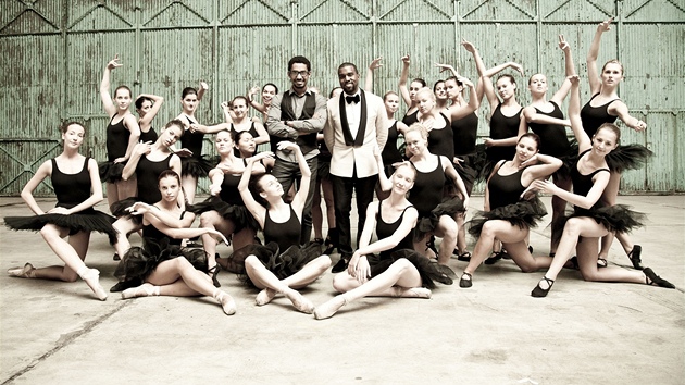 Yemi A.D. a Kanye West s tanečnicemi při natáčení filmu Runaway v Praze