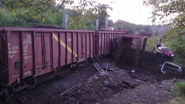 V Lib�chov� na M�lnicku vykolejil nákladní vlak, nalo�ené uhlí zasypalo poblí�