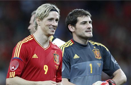 Torres (vlevo) a branká Casillas po vítzství panlska na Jiní Koreou