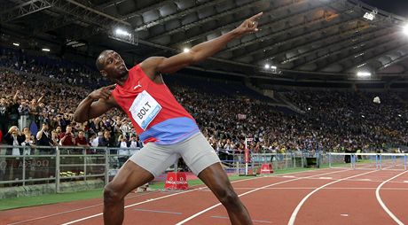 Jamajský sprinter Usain Bolt loni slavil na mítinku Diamantové ligy v ím tradiním gestem svj triumf v bhu na 100 metr.