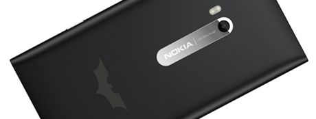 Nokii Lumia 900 v Batman edici na první pohled prozradí netopýí logo na krytu