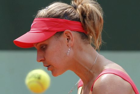 ZKLAMN. Lucie afov se na Roland Garros rozlouila u ve druhm kole.