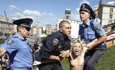 Kyjevtí policisté zatýkají aktivistku z feministického hnutí Femen.