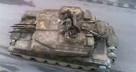 Tank syrské armády v ulicích Damaku (30. kvtna 2012)