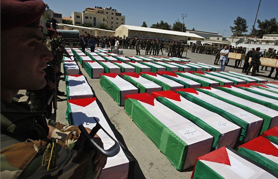 Palestintí vojáci v Ramalláhu na Západním behu steí rakve mrtvých