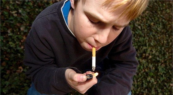 Děti se kouřením snaží zařadit do party, navíc cigarety vidí všude kolem sebe a přijde jim to normální, shodují se odborníci. Ilustrační foto