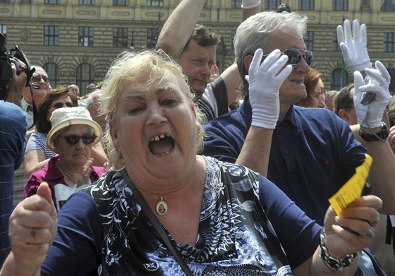 Senioi se seli na Palachov námstí v Praze kvli plánu vlády zpomalit rst