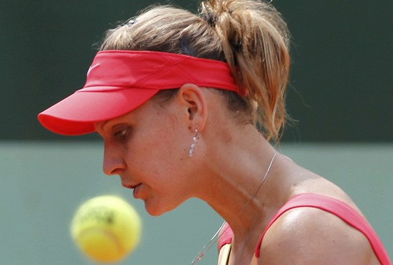 ZKLAMN. Lucie afov se na Roland Garros rozlouila u ve druhm kole.