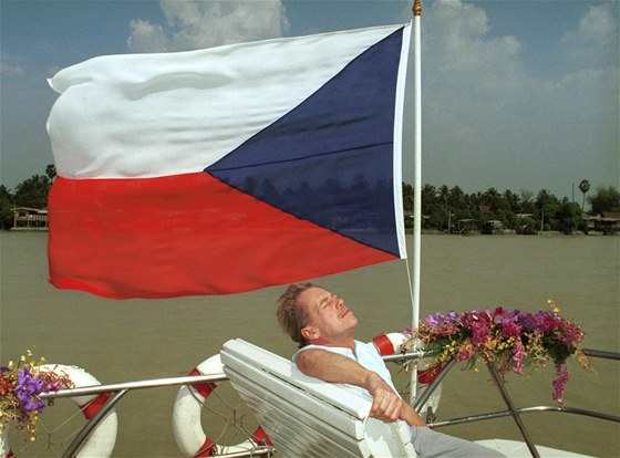 Na snímku Igora Zehla se prezident Václav Havel sluní na palub lodi cestou z