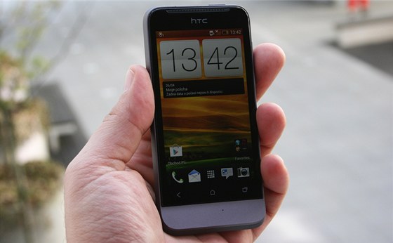 HTC One V vsází na nevední design, slunou výbavu a prvotídní zpracování.