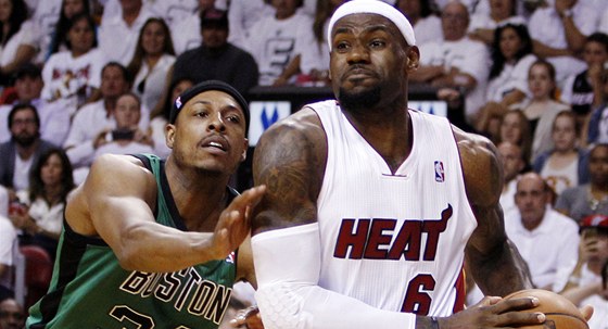 LeBron James (vpravo) z Miami se snaí odpoutat od  Paula Pierce z Bostonu.