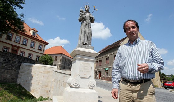 Starosta msta Slaný Ivo Rubík u zrekonstruovaného mostku.