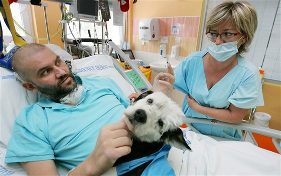 Pacient Michal Racek a lékaka Vlasta Vanová v ostrovské nemocnici.