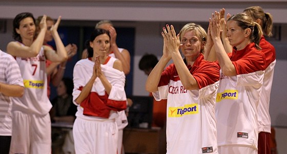 eské basketbalistky slaví výhru nad Portorikem. Vpravo autorka 22 bod Eva