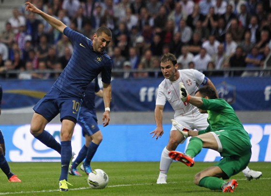 V ANCI. Karim Benzema z Francie stílí na srbského gólmana eljka Brkie.